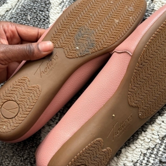 Trotters Sage Scalloped Detail Slip-Ons; fits like 10! - Picture 5 of 10